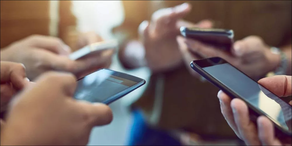 الآثار السلبية للهواتف الذكية الآثار السلبية للهواتف الذكية
